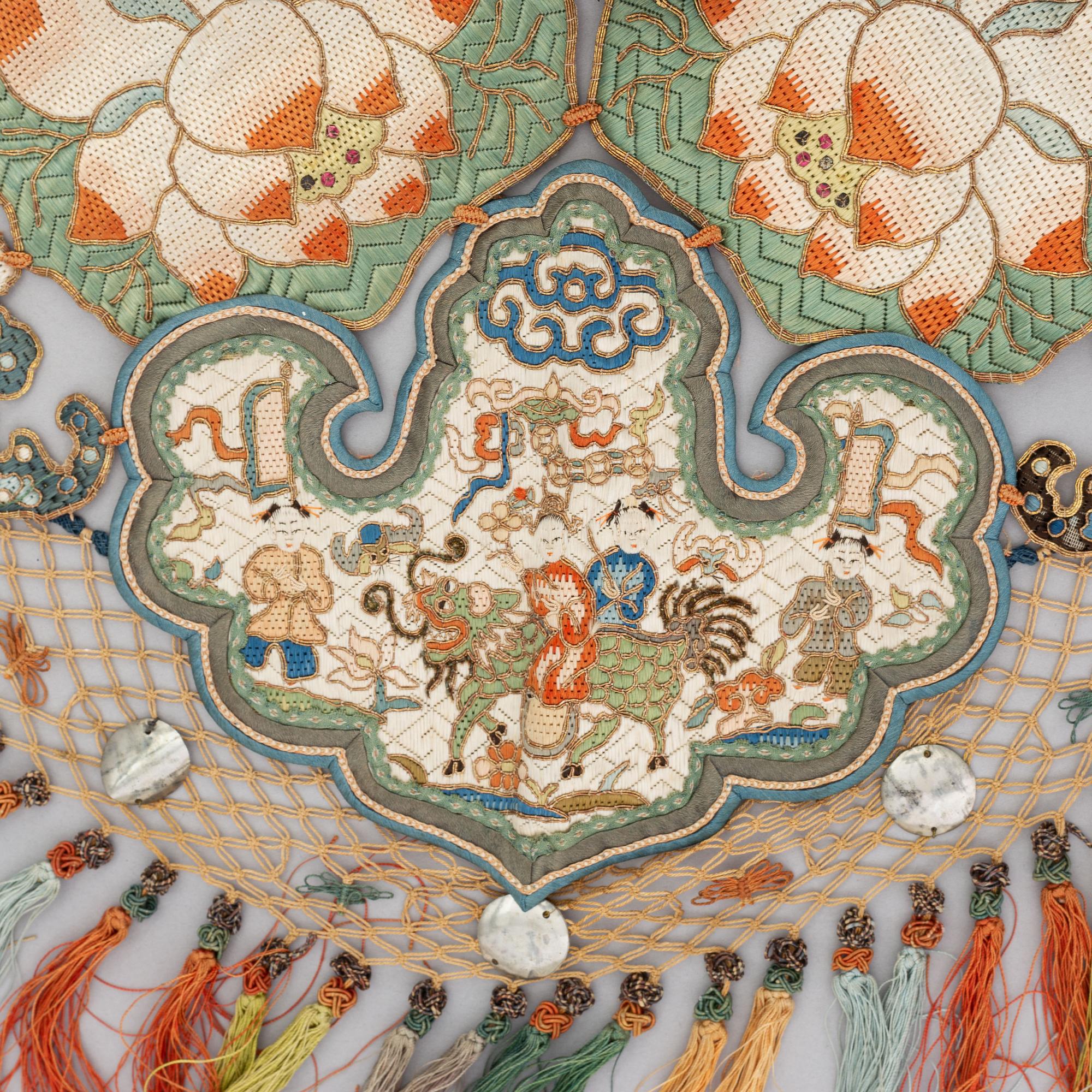 Krage, broderat siden. Kina, tidigt 1900-tal.