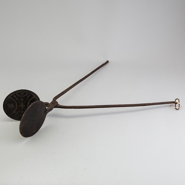 An iron waffle maker 19th century.