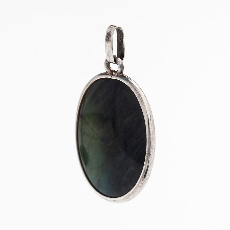 Riipus, hopeaa ja spektroliitti, Kaunis Koru, Helsinki.