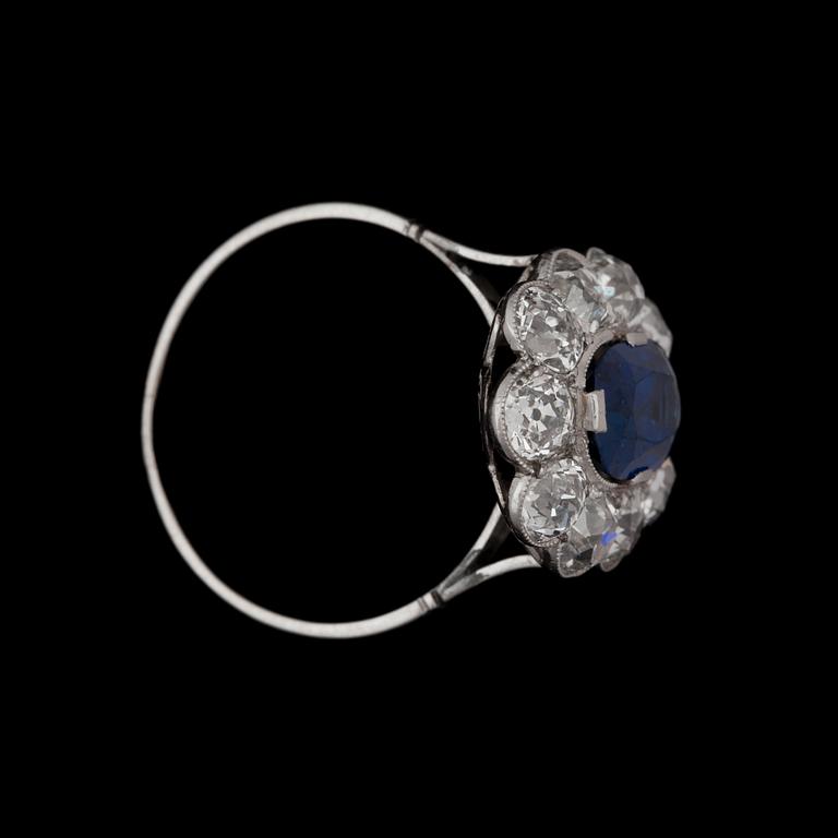 A sapphire and old-cut diamonds app. tot. 2.50 cts.