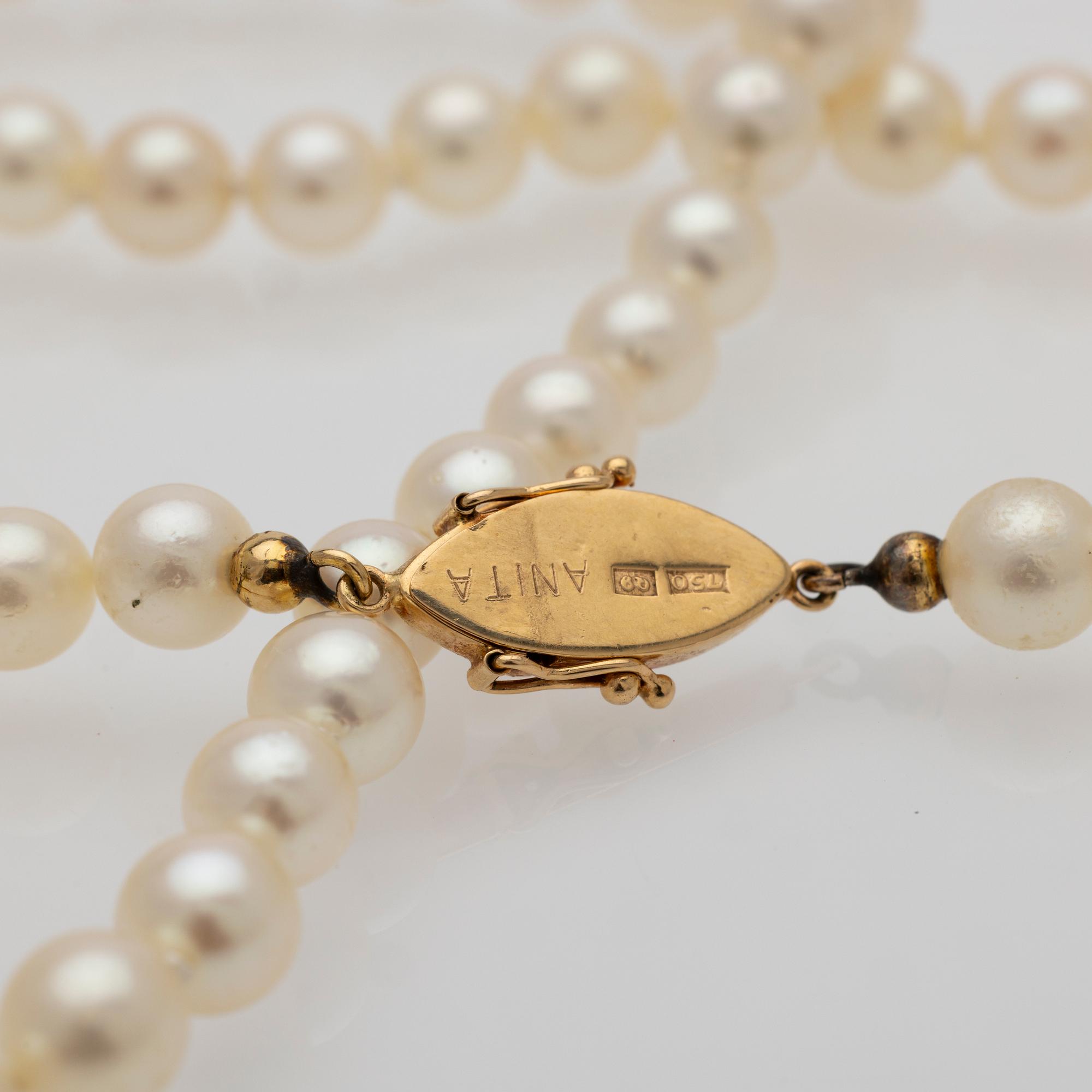 Collier, pärlor och lås i 18K guld.