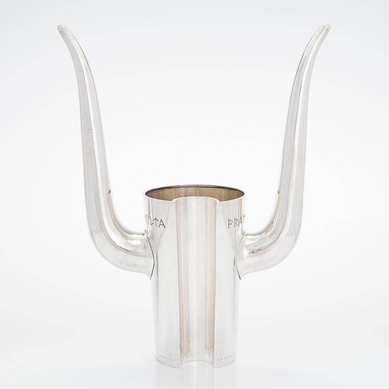 Ilmari Tapiovaara / Hannes Niemi, "Minotaurus", dryckeskanna, silver, Helsingfors 1964.