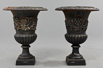TRÄDGÅRDSURNOR, ett par, gjutjärn, 1900/2000-tal.