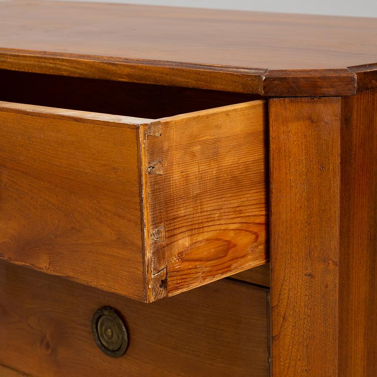 A late Gustavian chest of drawers.