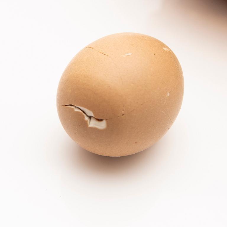 Ingrid Herrlin, basket with eggs, stoneware.