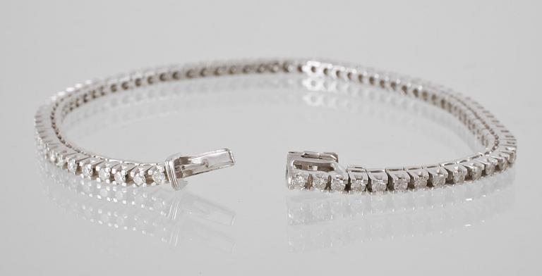 ARMBAND, 18k vitguld med briljantslipade diamanter, 1.72 ct. Vikt 12,4 g.