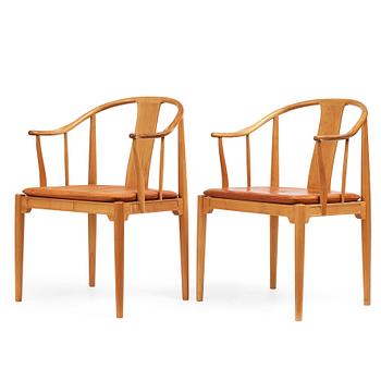 351. Hans J. Wegner, a pair of the " China Chair" in cherry wood, Fritz Hansen, Denmark 1969.