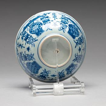 A blue and white bowl, Qing dynasty, Kangxi (1662-1722).