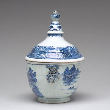 A blue and white tureen with cover, Qing dynasty, Qianlong (1736-95).