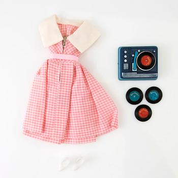 Barbiekläder 4 set. vintage bl a "Cinderella" Mattel 1964. "Skater Waltz" Mattel 1965.
