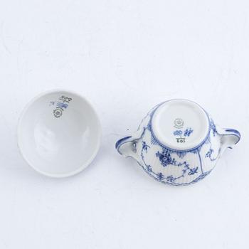 Royal Copenhagen, kaffe-te servis, porslin, "Musselmalet", halvblonde, 38 delar. Denmark.