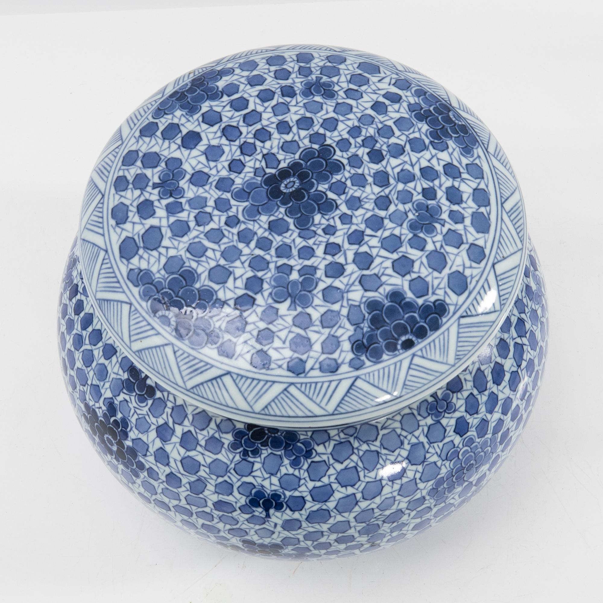 Urn with lid, China, 20th century.