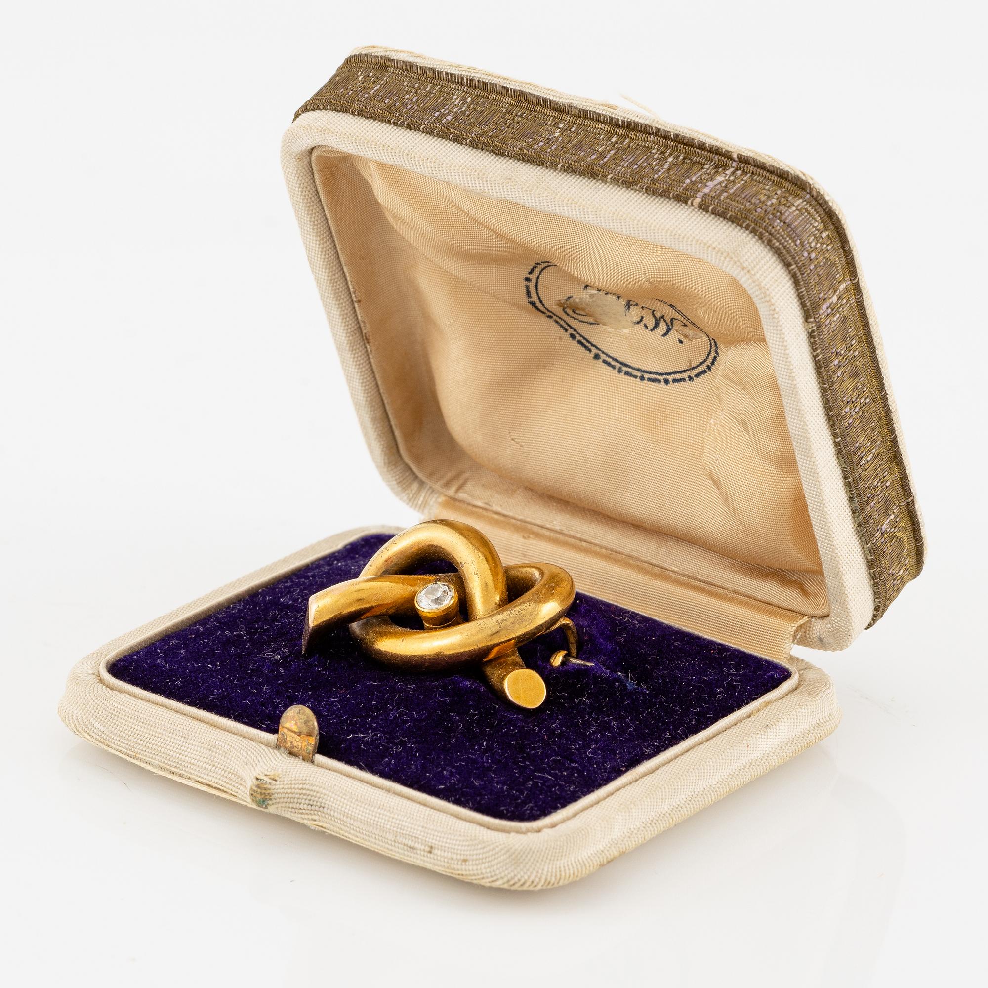 Brooch 14K gold with an old-cut diamond.