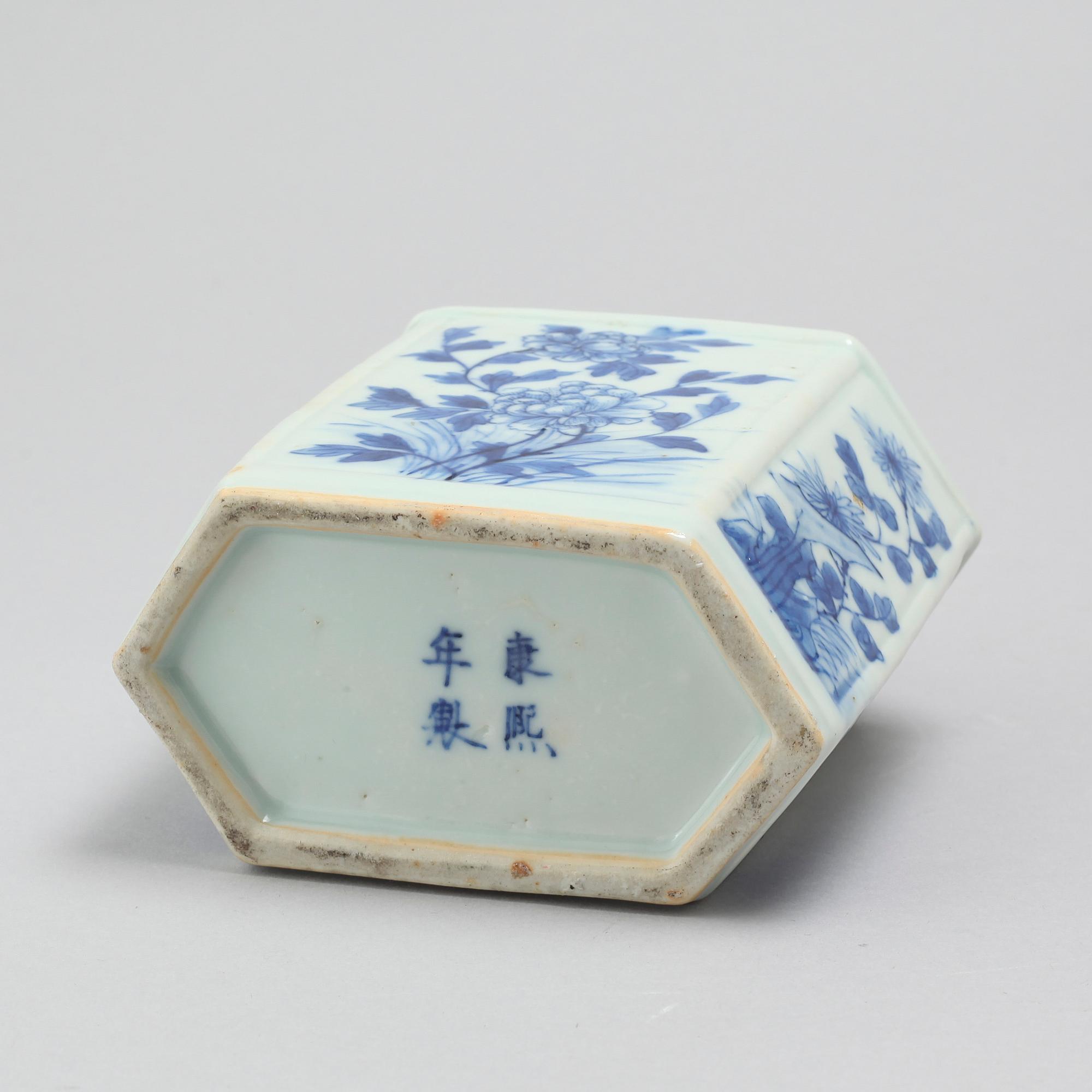 A porcelain tea caddy from China, late Qing dynasty (1644-1912).