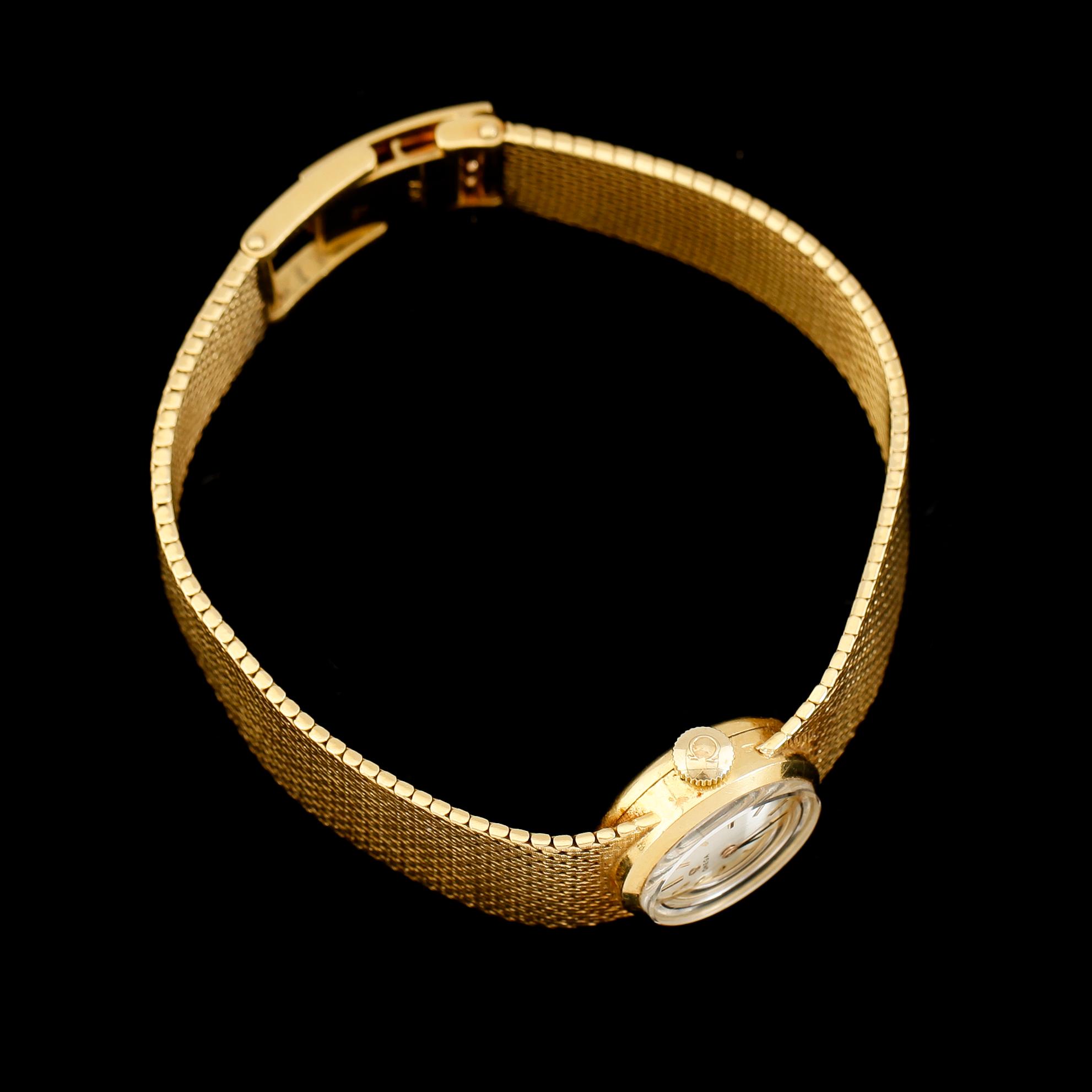 ARMBANDSUR, 18K guld, Omega. Total vikt inklusive urhus ca 43 g.