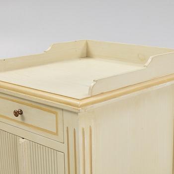 Sovrumsmöblemang, 4 delar, gustaviansk stil, sent 1900-tal.