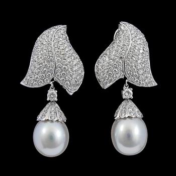 1103. A pair of cultured pearl, 11,5 mm, and brilliant cut diamond earrings, tot. 3.20 cts.