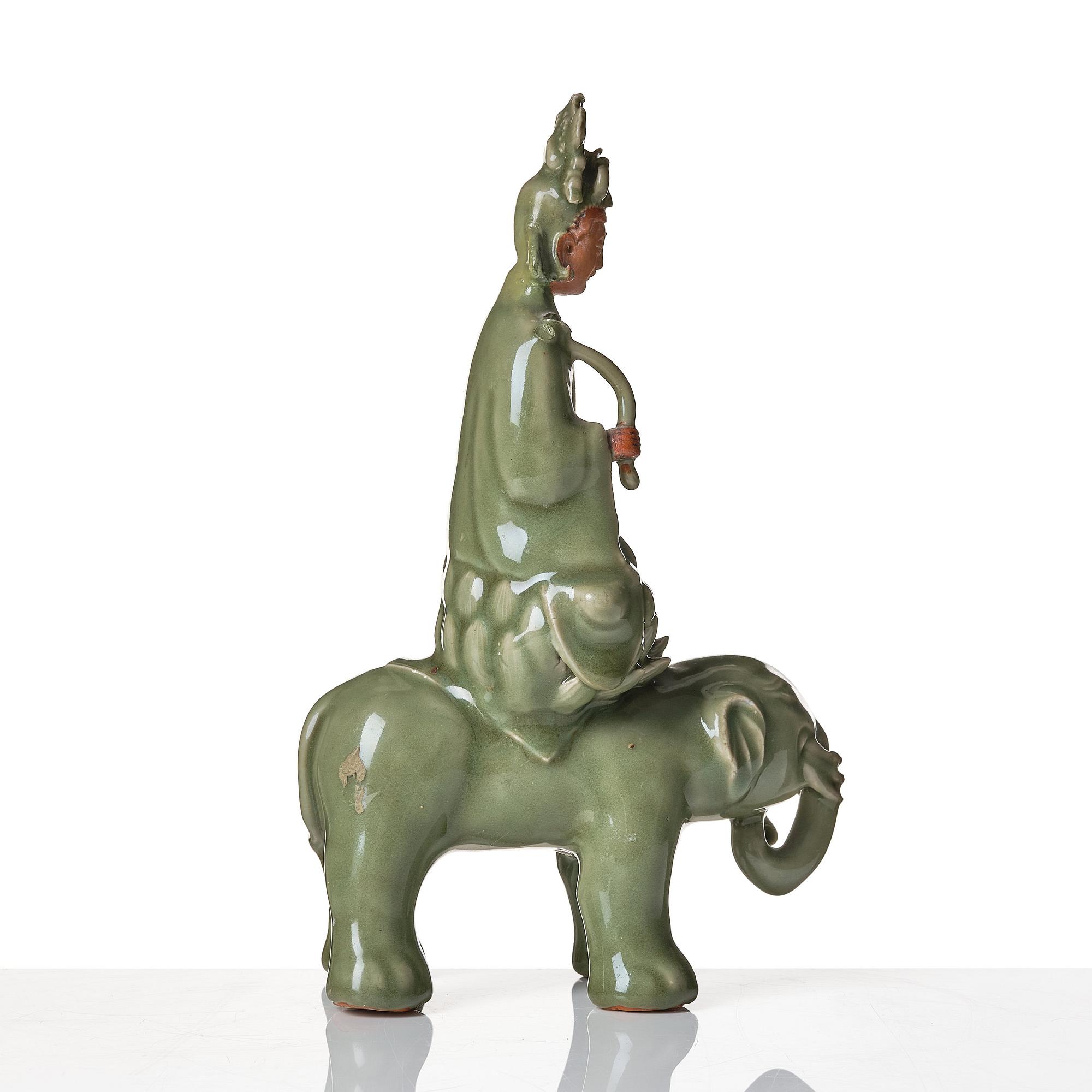 Guanyin, keramik. Troligen Longquan, Mingdynastin 1600-tal.
