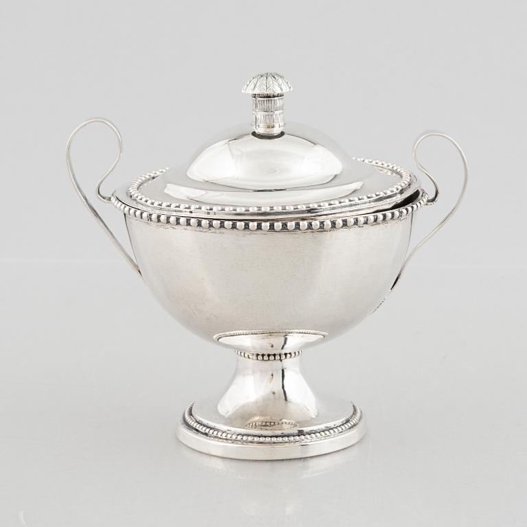 Bowl with lid, silver, maker's mark AEK and indistinct mark, 18th/19th century.