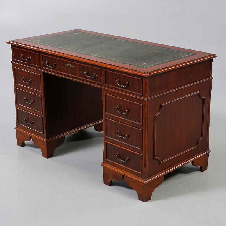 SKRIVBORD, engelsk stil, 1900-talets andra hälft.