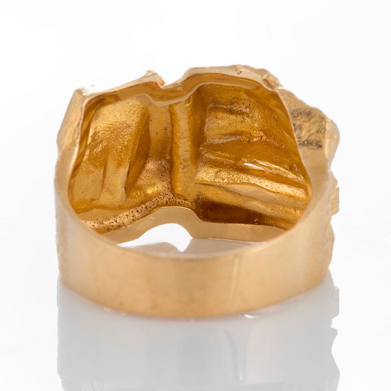 Björn Weckström ring "Tourmaline Bridge" 18K guld med en grön turmalin.