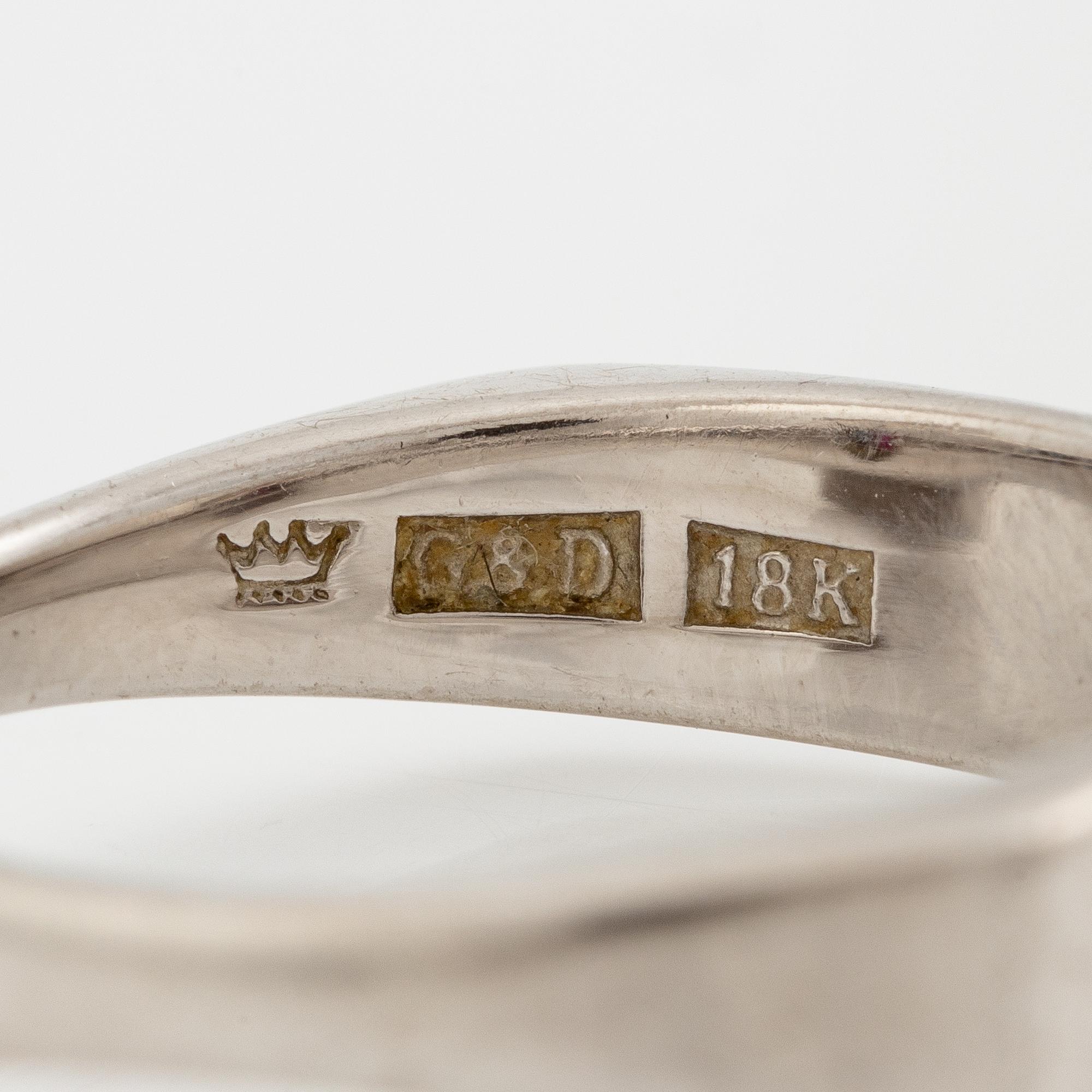 Ring, 18k white gold with a carré-cut ruby and brilliant-cut diamonds.