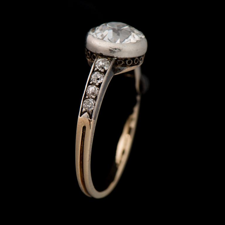 A RING, old cut diamond, 18K gold, silver. Early 20th century.