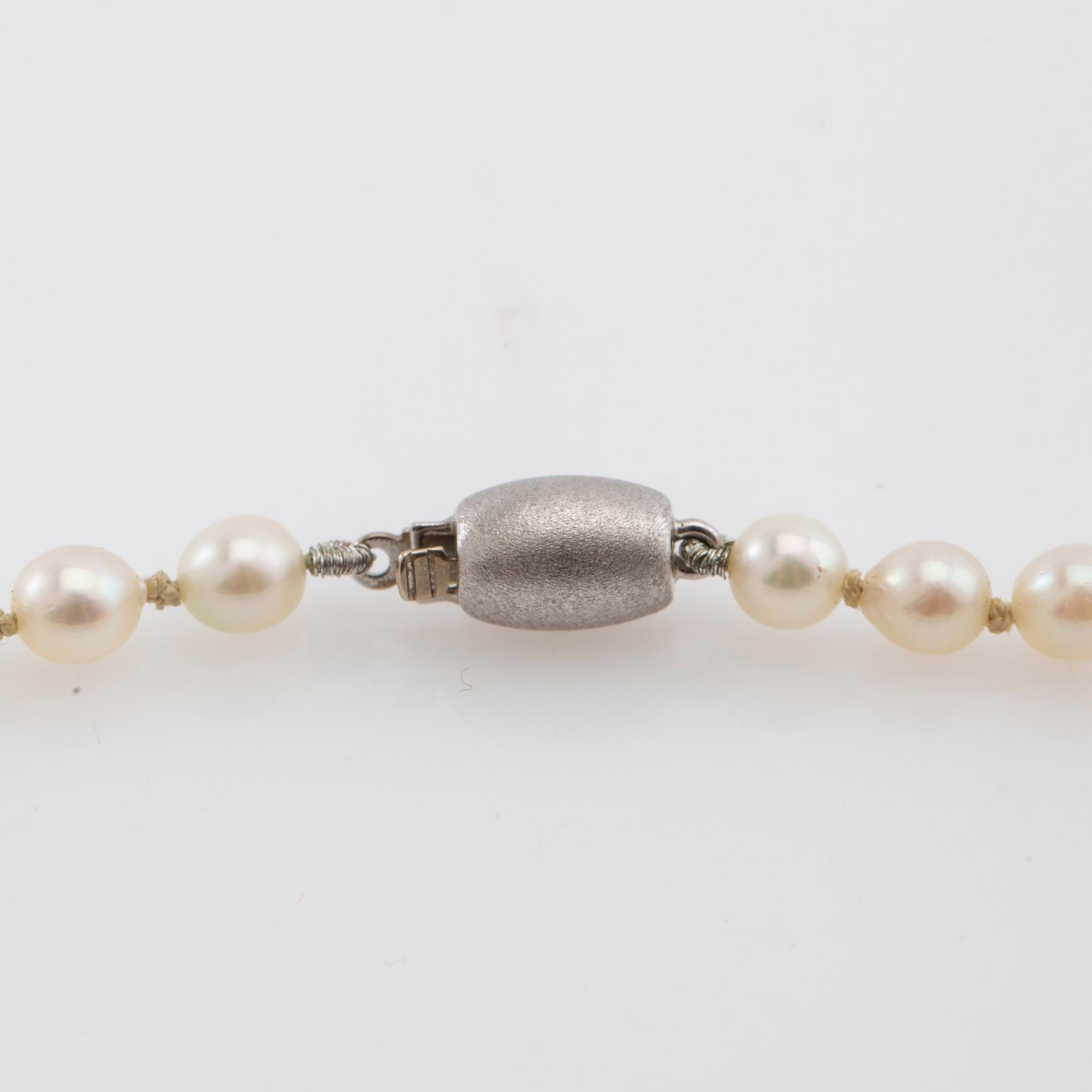 Halsband av odlade pärlor med lås av 14K vitguld.
