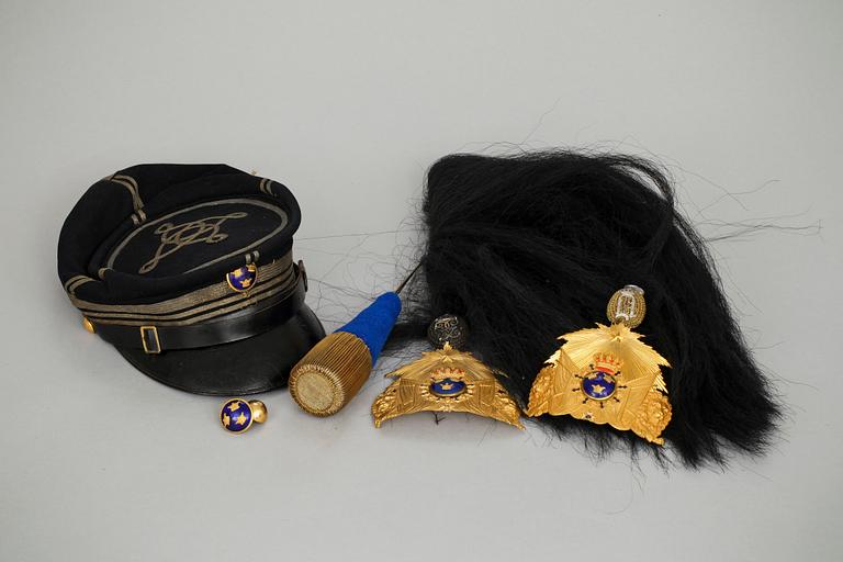 MÖSSA för OFFICER, m/1865,  MÖSSPLÅTAR m/1865, 2 st,  PLYM och STÅNDARE mm.