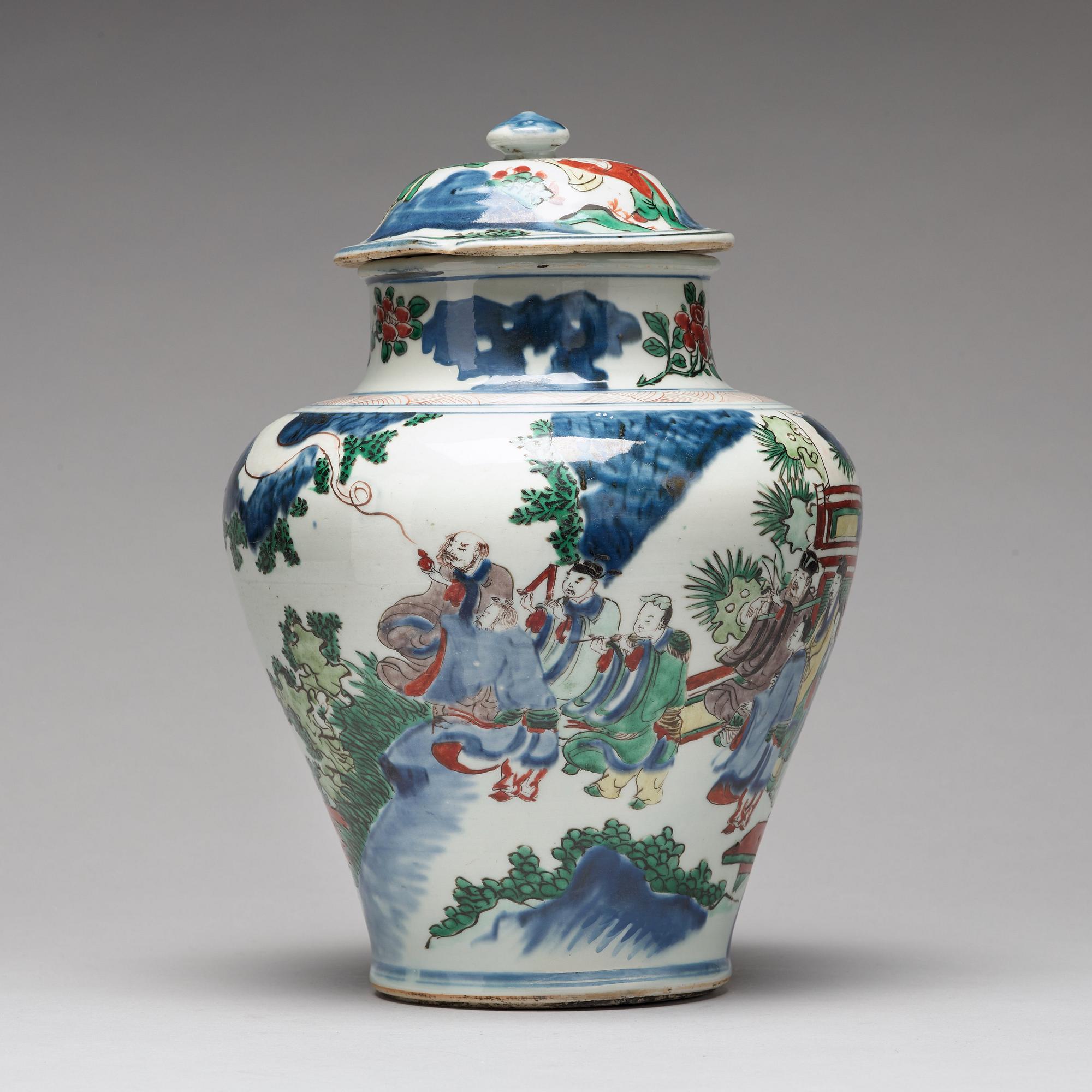 A Transitional wucai baluster vase with cover, 17th Century, Shunzhi (1644-1662).
