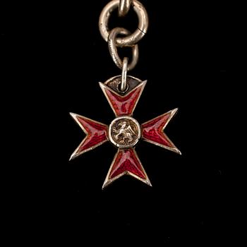 KLOCKKED, silver, heraldiskt kors i emalj "Order of the Griffin" hederskors. 1800-talets slut. Vikt 54,8 g.