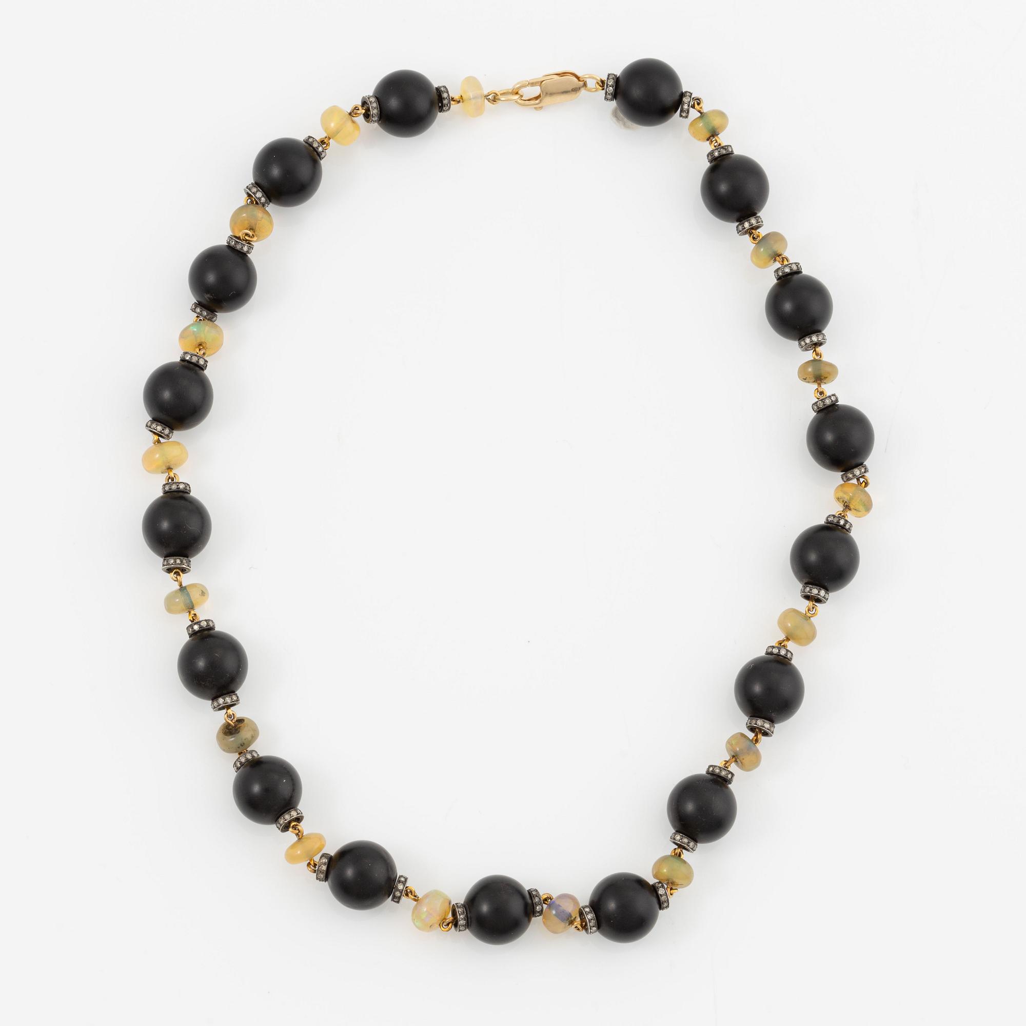 Collier, 18K guld med onyx, opal och diamanter.