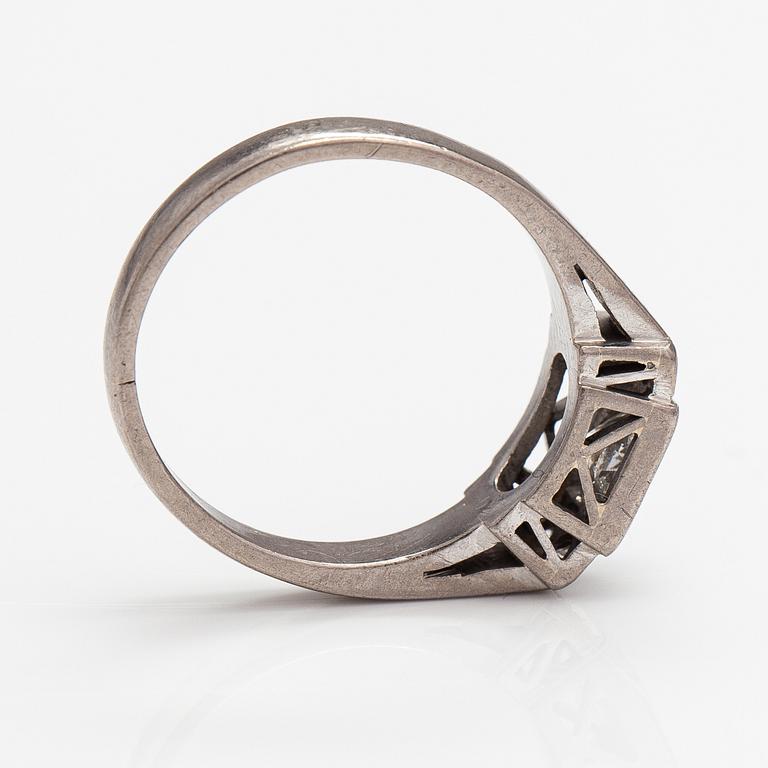 Ring, 18K vitguld, diamanter ca 0.76 ct tot. Sandqvist Gerdt Hartvig, Stockholm 1962.