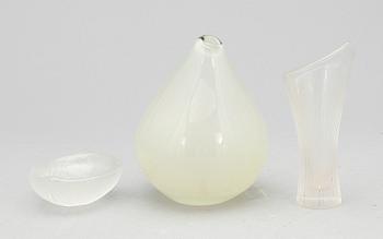 VASER 2 st SAMT SKÅL, glas, Tapio Wirkkala, Iittala. signerade. Två daterade -54 resp -56.