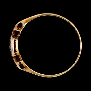 RING, 18 k guld och platina, med små diamanter, England, 1800-/1900-tal. Vikt ca 2 gram.