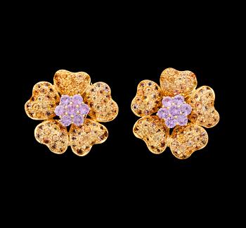 983. EARRINGS, pink and yellow sapphires, tot. app. 9 cts.