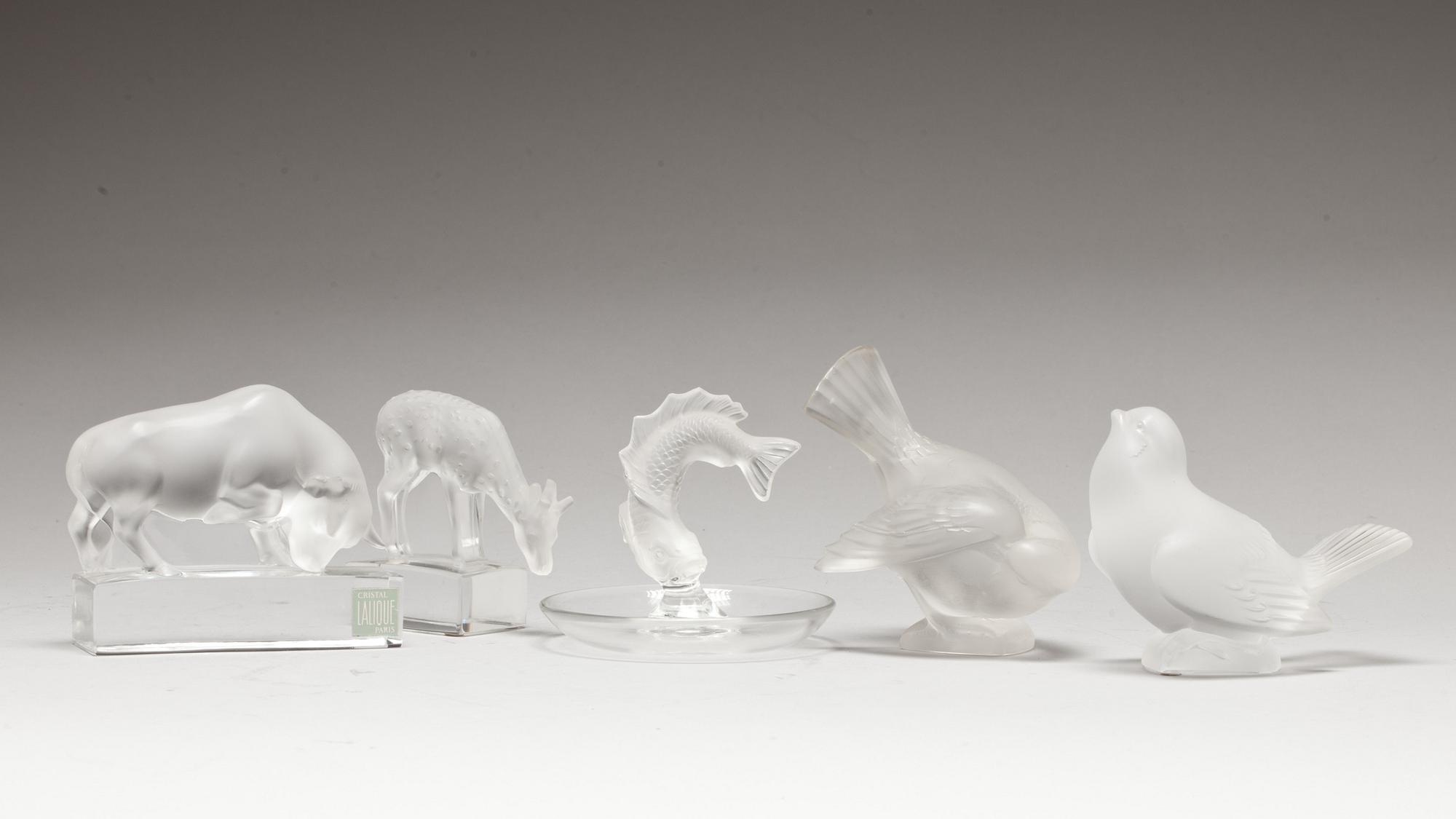 FIGURINER, 4 st och NÅLFAT, glas, Lalique.