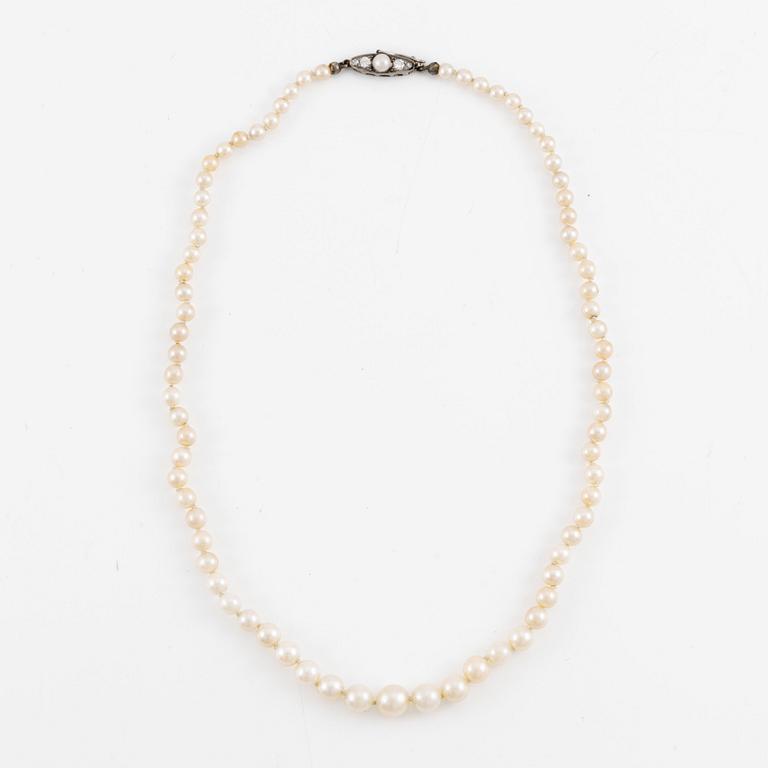 Pearl necklace, with graduated cultured pearls, clasp in gold set with brilliant-cut diamonds and a pearl.