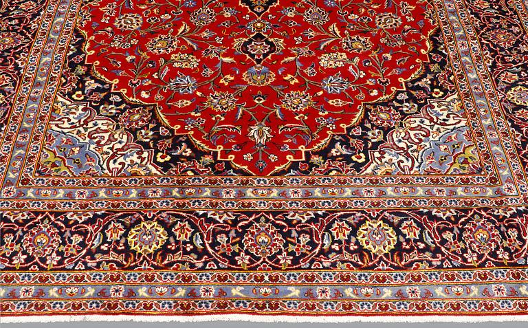 A carpet, Kashan, ca 305 x 205 cm.