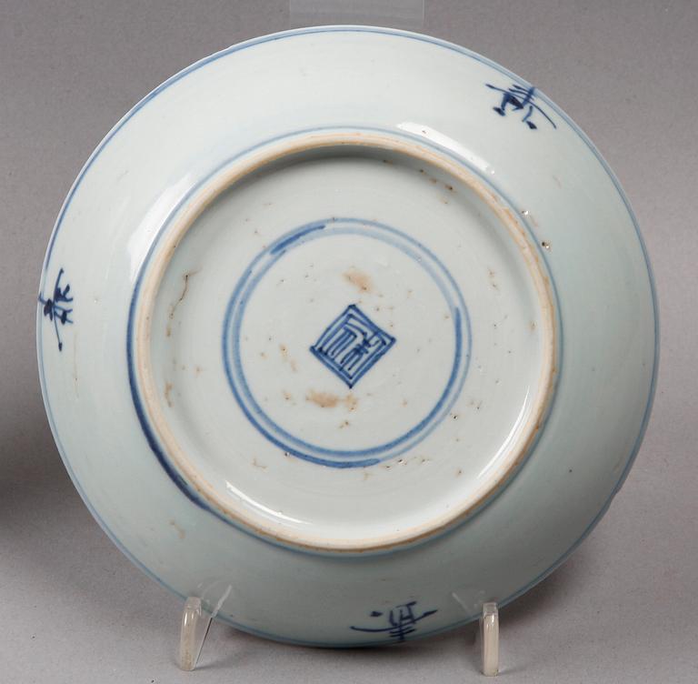 TALLRIKAR SAMT SKÅL, 3 delar, porslin, Kina. 1700- resp 1800-tal.