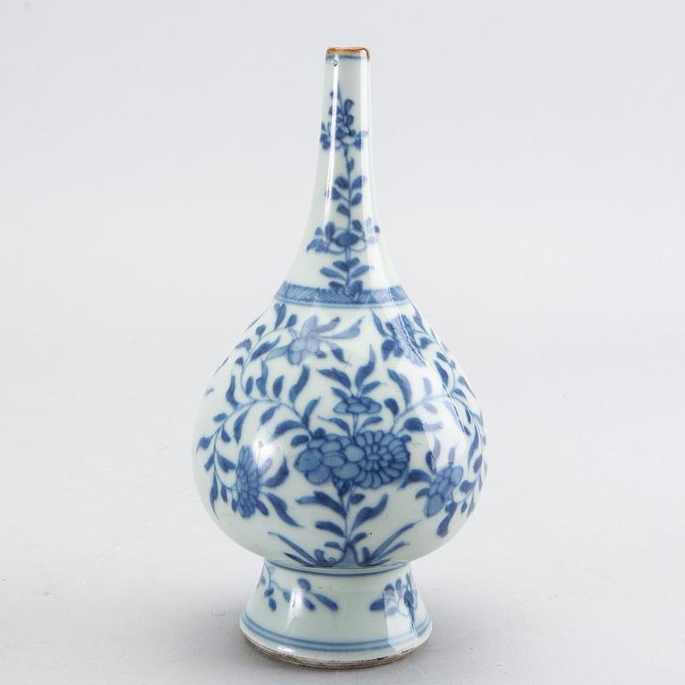 Water dropper, porcelain, Kanqxi, (1662-1722).