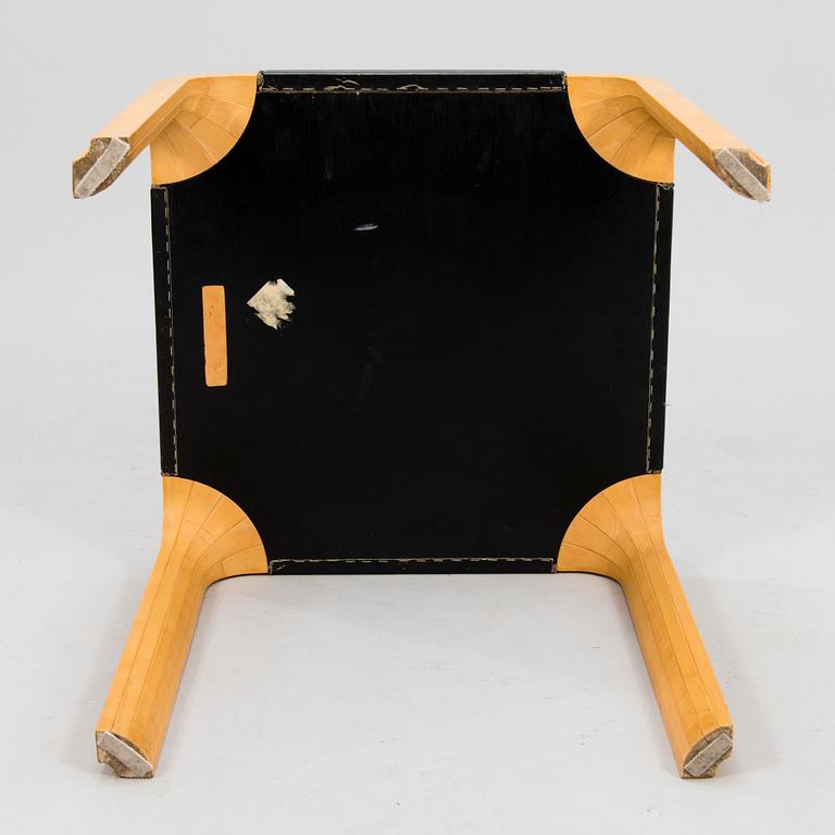 ALVAR AALTO, en pall, modell X 602, Artek, sent 1900-tal. Formgiven 1954.