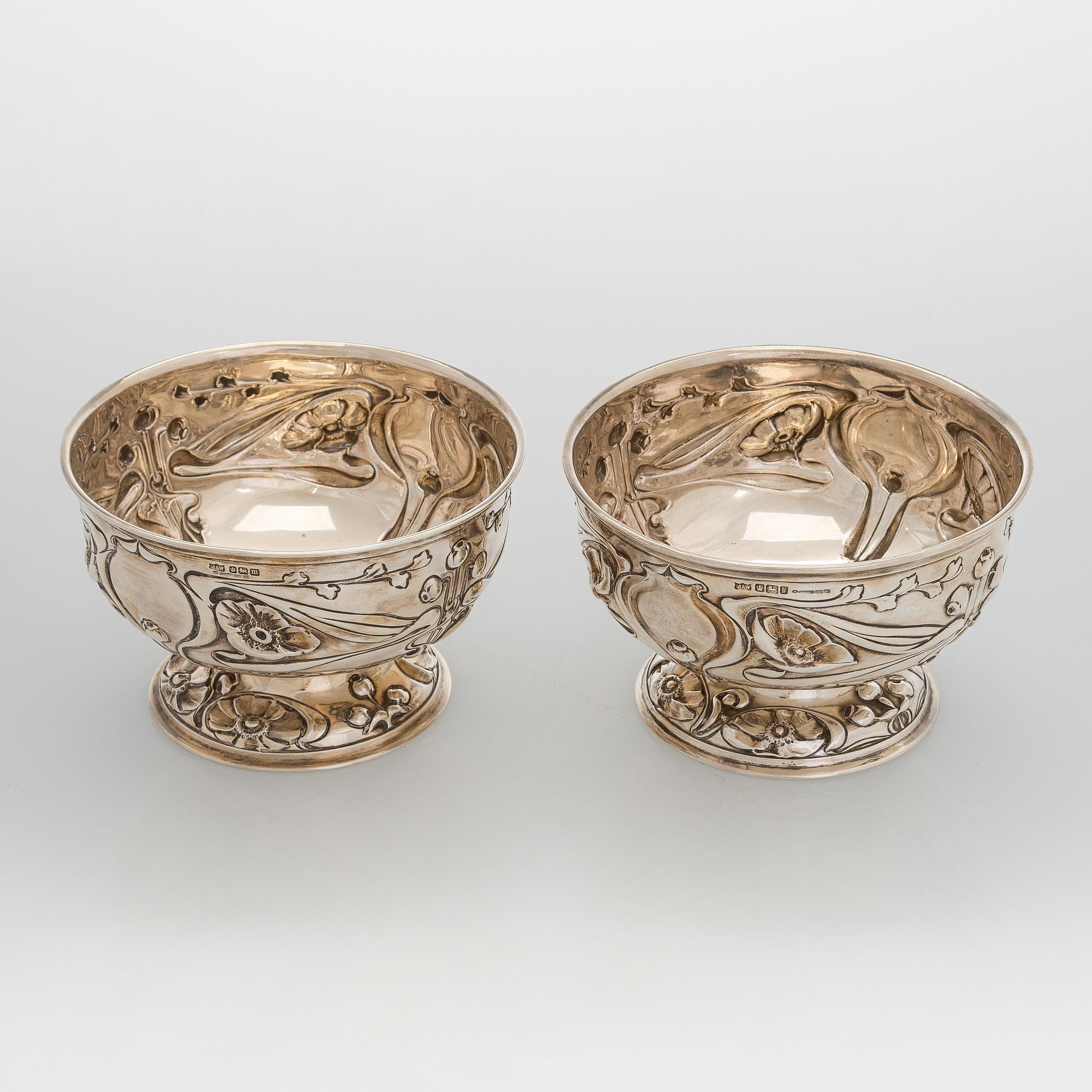 A pair of sterling silver bowls, M&W Sheffield, 1902.