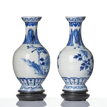 Vaser, ett par, porslin. Qingdynastin, med Guangxus märke och period (1875-1908).