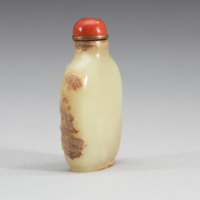 A finely carved nephrite snuff bottle with stopper, Qing dynasty (1644-1912).