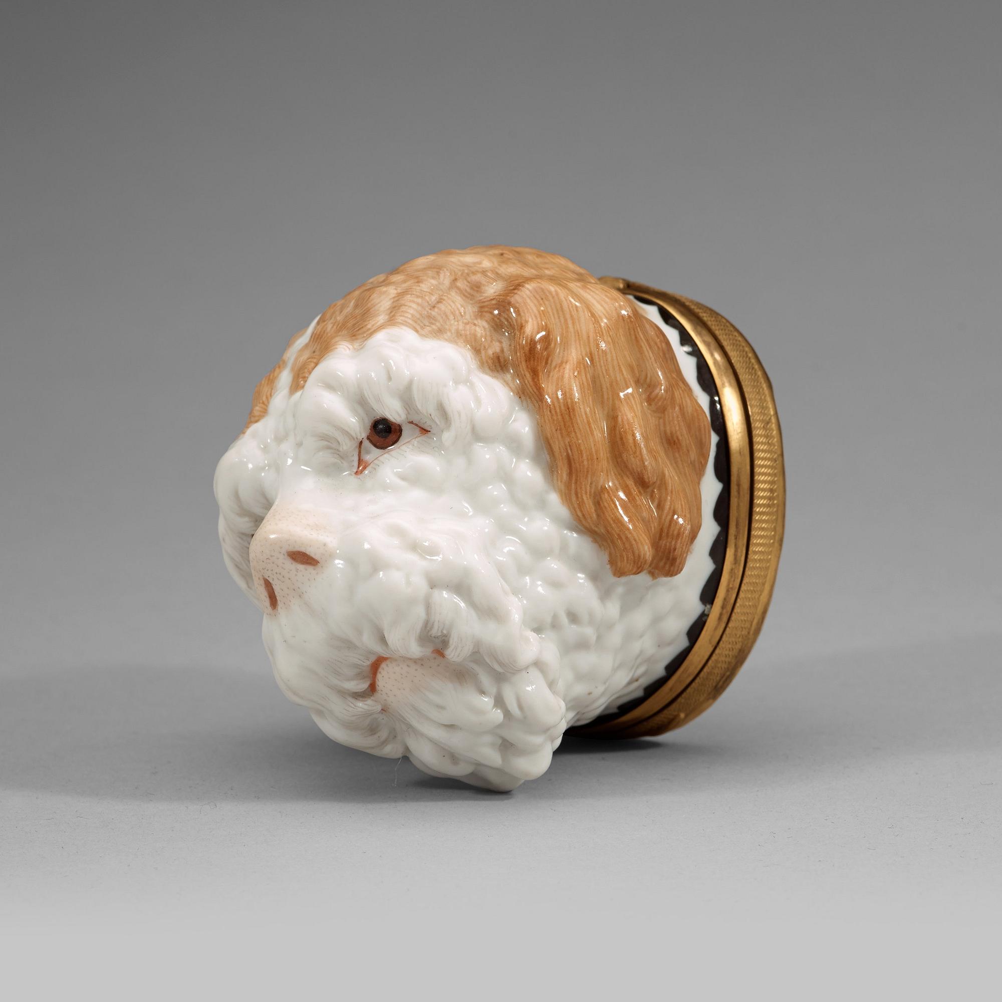 TOBAKSDOSA, porslin. Kungl. Dansk, omkring 1793.