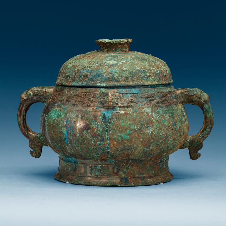 KÄRL med LOCK, gui,  brons. Troligen sen Shang dynastin (ca 1500-1040 f.Kr)/tidig Zhou dynastin (1040-256 f.Kr.).