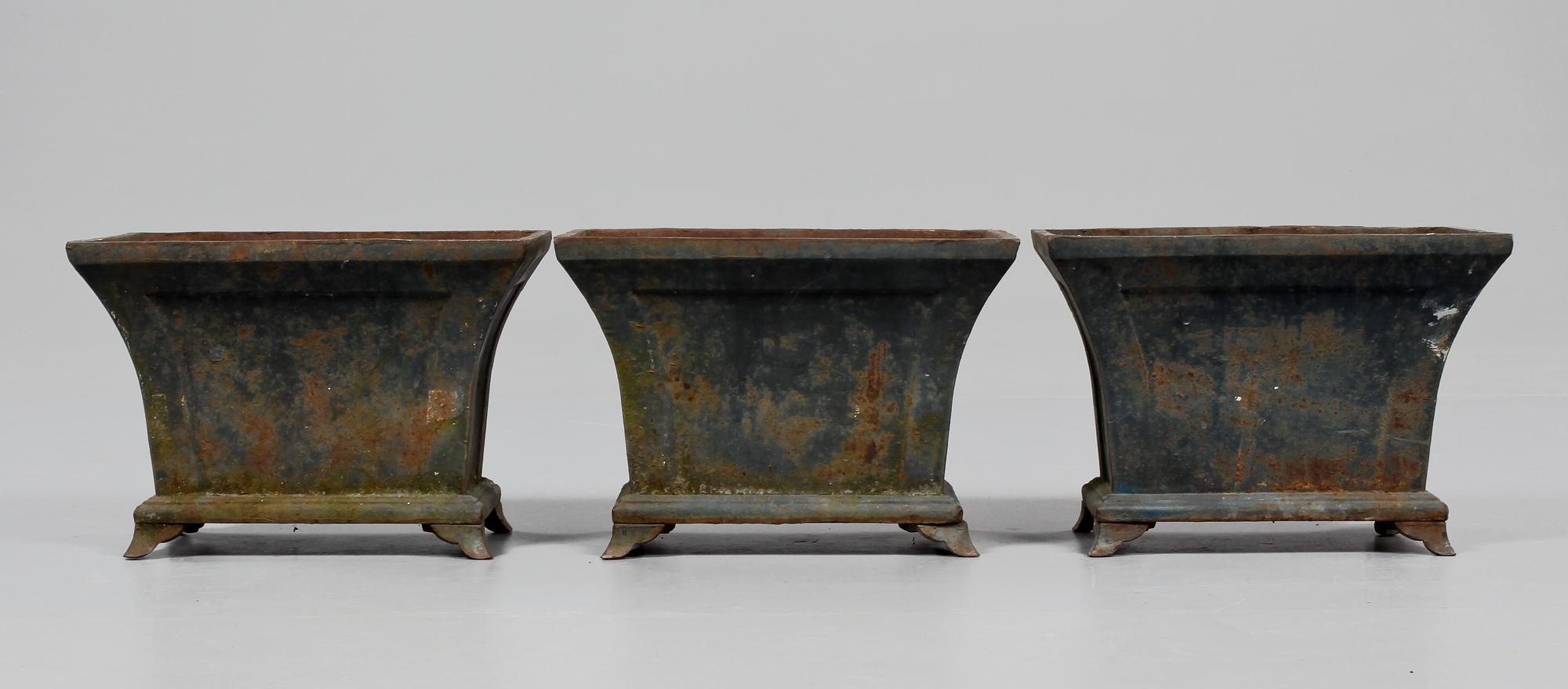 TRÄDGÅRDSURNOR, 3 st, gjutjärn, 1900-talets andra hälft.