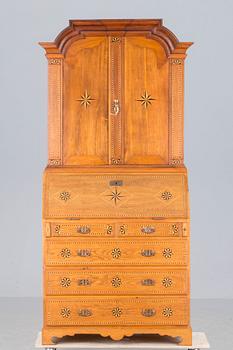 SKRIVSKÅP, barock/barockstil, bär årtal 1727 samt 1921.