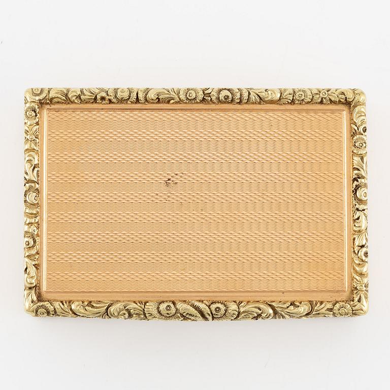 An european 14 carat gold box 'deux couleur', unmarked, probably Central Europe 19th century.